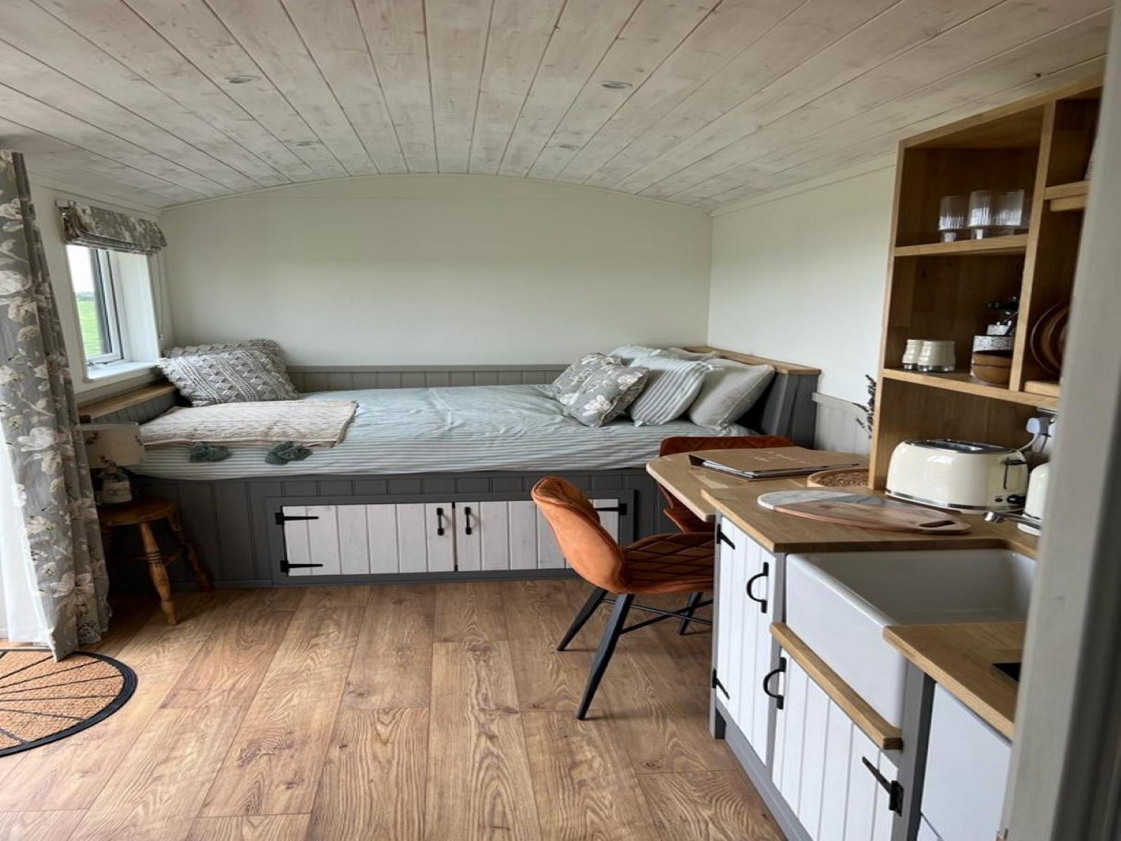 Gretna Green Shepherds Hut with Hot Tub